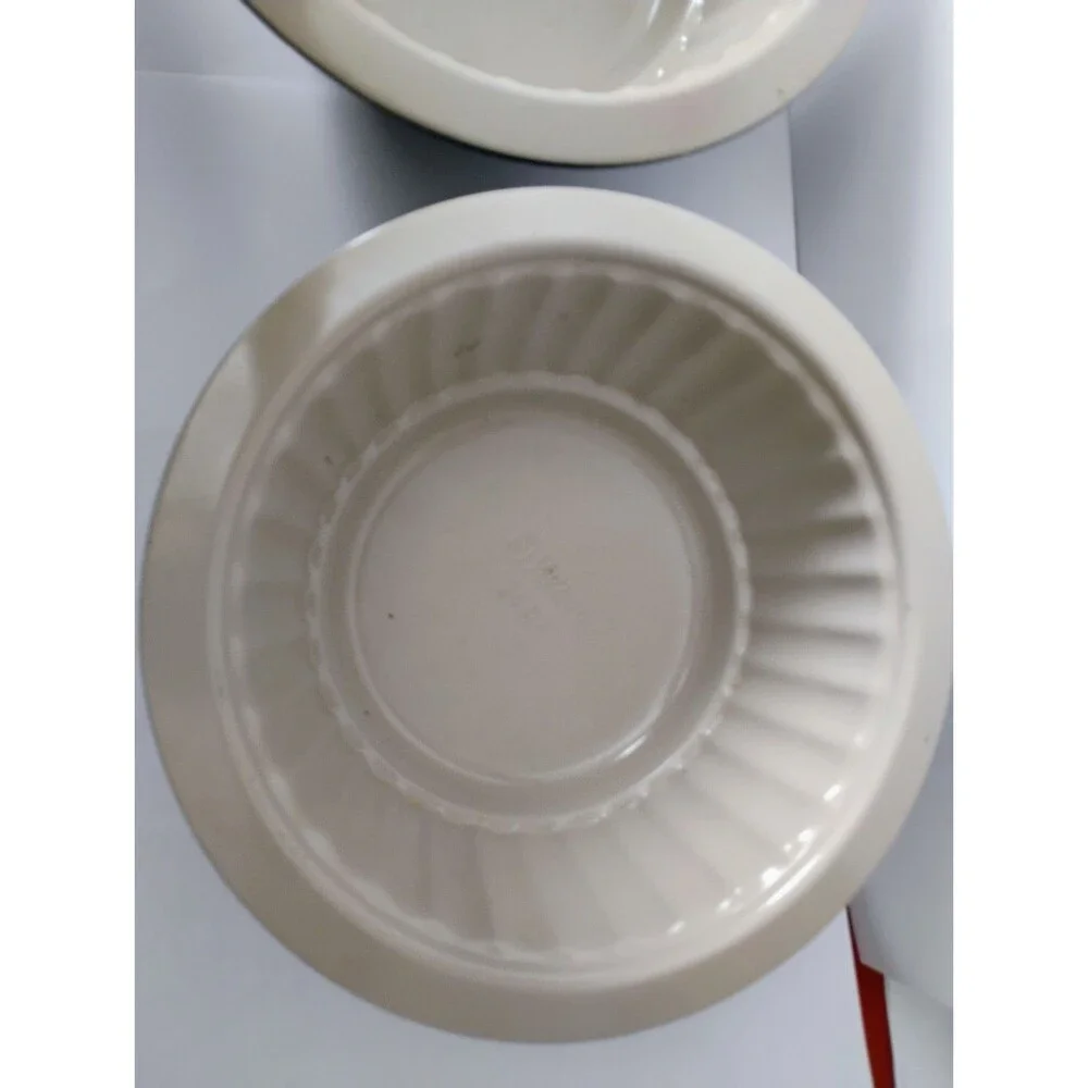 Two Wilton Oven to Table 24 oz Round Baking Pans Fluted Nonstick Casserole Lot